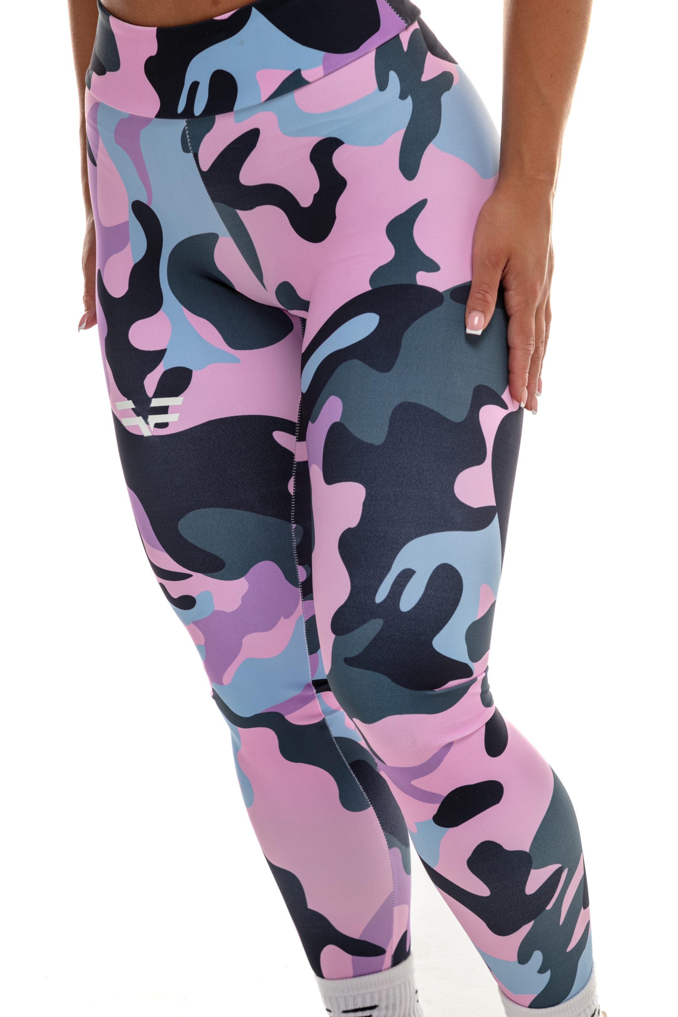Seamless leggings with pockets in black camouflage